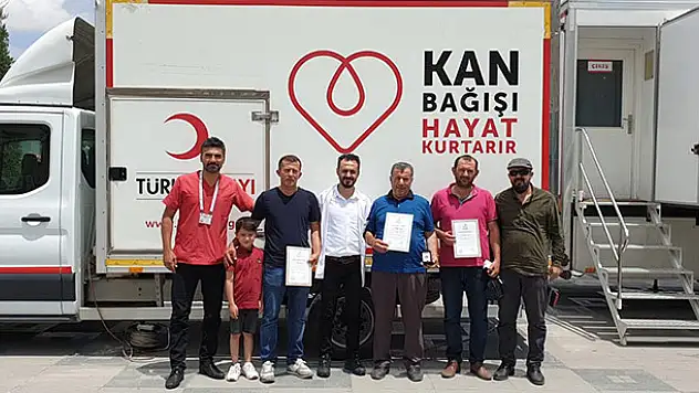 Kızılay düzenli kan bağışçılarına madalya taktı