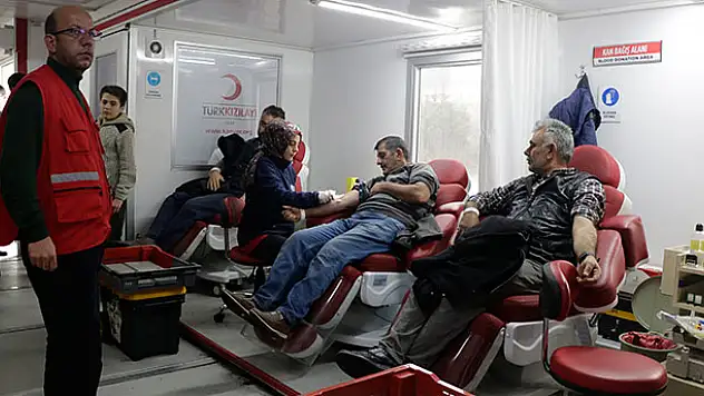 Kızılay'ın 'acil kan bağışı' çağrısına destek