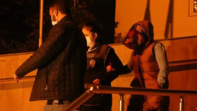 Kızına şiddet uygulayan kadın ve dini nikahlı eşi tutuklandı