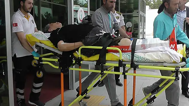 Kızını korumaya çalışan yaşlı kadını bacağından tüfekle vurdular
