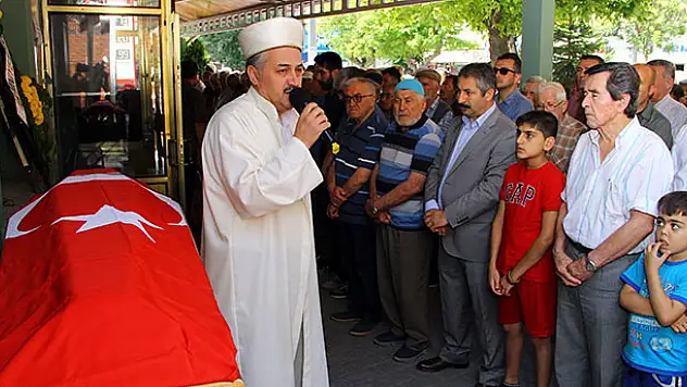Kızının yanında eşini vuran polis toprağa verildi