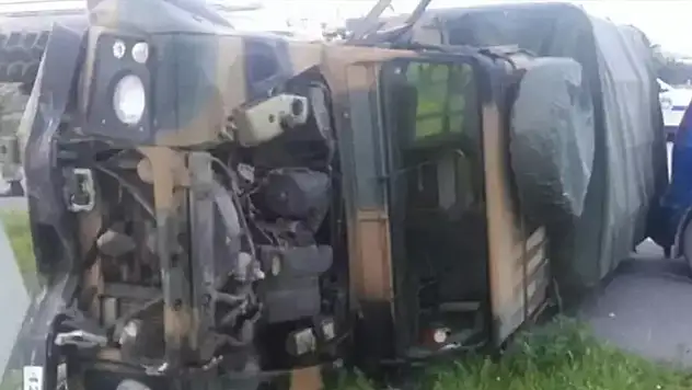 KKTC'de askeri araç devrildi! 12 yaralı
