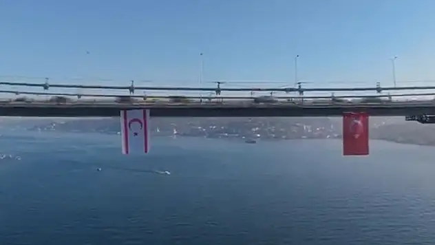 KKTC'nin kuruluş yıl dönümünde 15 Temmuz Şehitler Köprüsü'ne KKTC bayrağı asıldı