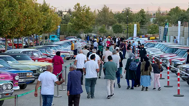 Klasik otomobil tutkunları Konya'da buluştu