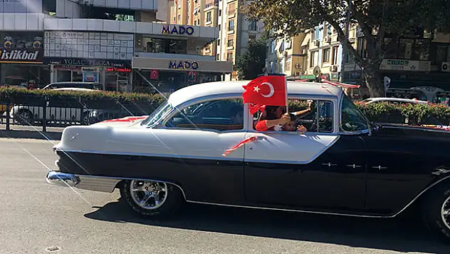 Klasik otomobillerden 'Yaşasın Cumhuriyet' konvoyu