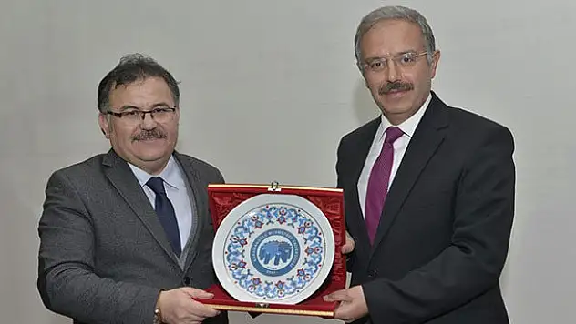 KMÜ'de 'Edebiyat ve İlim' konferansı