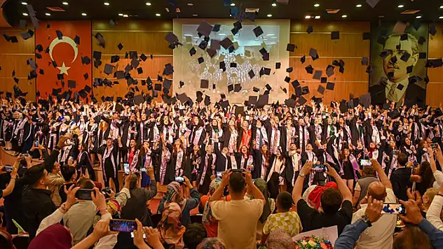 KMÜ'de mezuniyet sevinci devam ediyor
