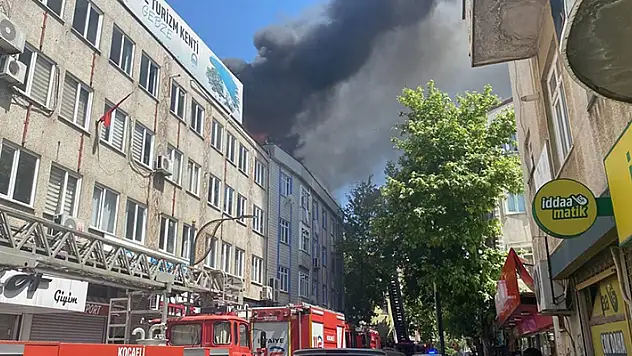 Kocaeli'de 4 katlı apartmanda çıkan yangın söndürüldü
