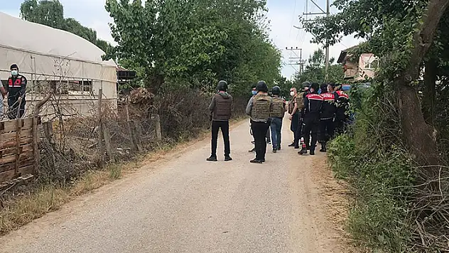 Kocaeli'de ailesini rehin alan kişi, babasını öldürdü
