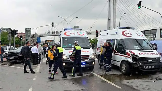 Kocaeli'de ambulans ile otomobil çarpıştı: 3 yaralı