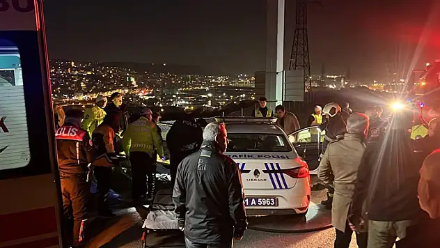 Kocaeli'de bariyere çarpan ekip aracındaki 2 polis yaralandı
