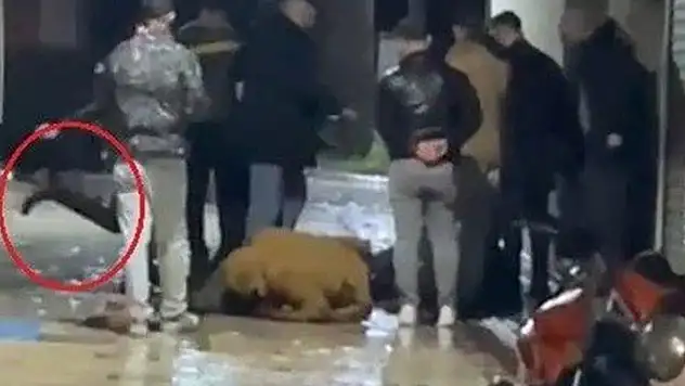 Kocaeli'de dehşet: İki kişiyi yerdeyken tekmeleyip, kemerle dövdüler
