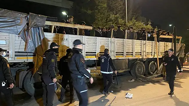 Kocaeli'de durdurulan tırın dorsesinde 150 düzensiz göçmen çıktı
