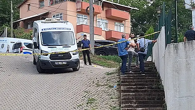 Kocaeli'de eski koca dehşeti! Oğlunu yaralayıp eski eşini öldürdü, boğuşma sırasında kendisi de yaralandı

