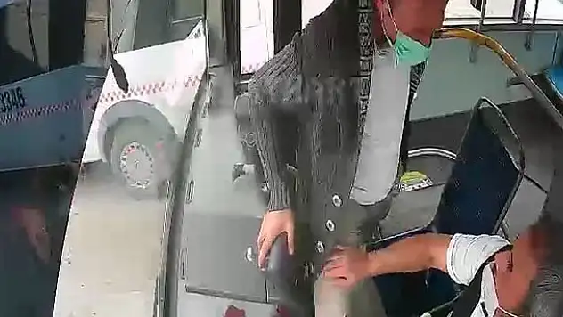 Kocaeli'de istediği yerde inemeyen vatandaş seyir halindeki otobüsün frenine bastı