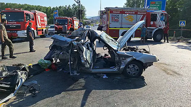 Kocaeli'de kazada yaralanan 2 kardeş, kurtarılamadı
