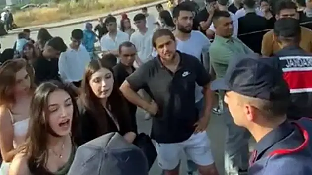 Kocaeli'de lise mezuniyetinde 'uygunsuz kıyafet' gerginliği
