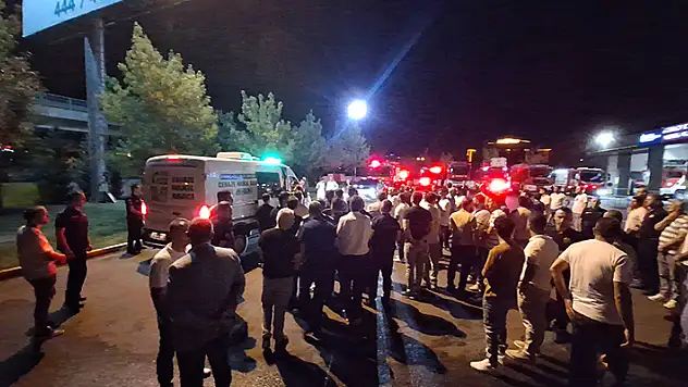 Kocaeli'de motosikletle hafif ticari araç çarpıştı: 1 ölü, 2 yaralı 
