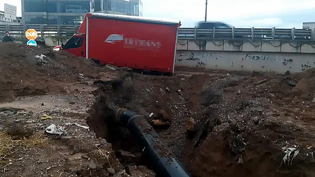 Kocaeli'de sağanak sebebiyle çöken yola kamyonet düştü

