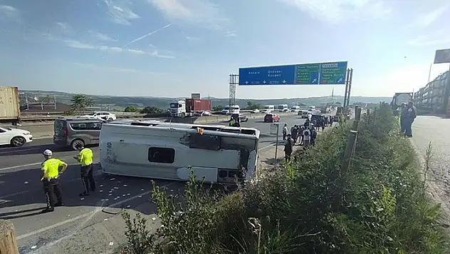 Kocaeli'de tıra çarparak devrilen servis aracındaki 13 işçi yaralandı
