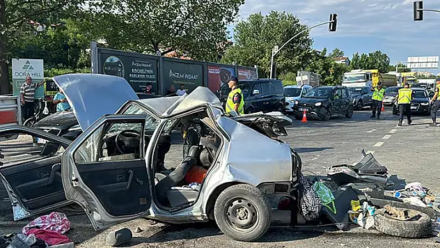 Kocaeli'de tırın 2 otomobile çarptığı kazada 4 kişi yaralandı
