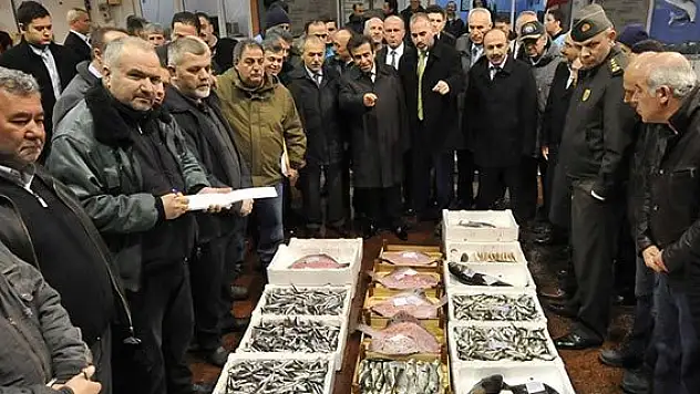 Kocaeli Valisi Güzeloğlu, balık halinde mezatı başlattı