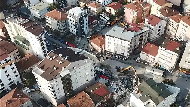 Kocaeli'de çöken apartman ve tahliye edilen binaların bulunduğu bölgede çalışmalar sürüyor