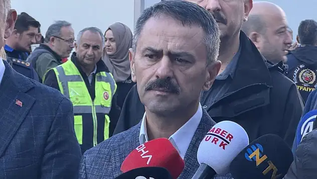 Kocaeli'de çöken apartmanın ve tahliye edilen binaların bulunduğu bölgede ekipler inceleme yapıyor