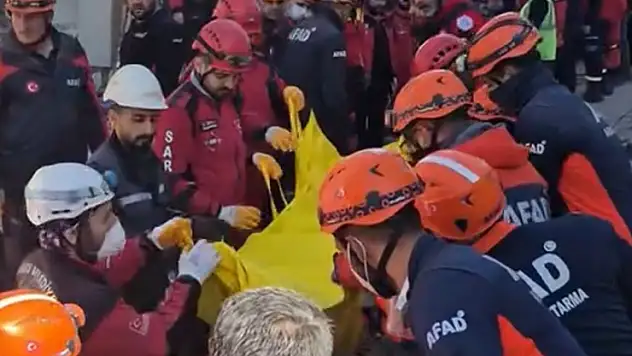 Kocaeli'de çöken binanın enkazından 2 kişinin cansız bedeni çıkarıldı