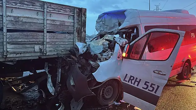 Kocaeli'de kamyon ile servis minibüsünün çarpıştığı kazada 7 kişi yaralandı