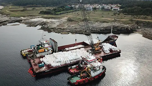 Kocaeli'de karaya oturan gemideki yükün tahliyesine başlandı