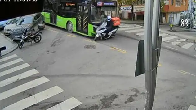 Kocaeli'de motosiklet ile belediye otobüsünün çarpıştığı kaza güvenlik kamerasında