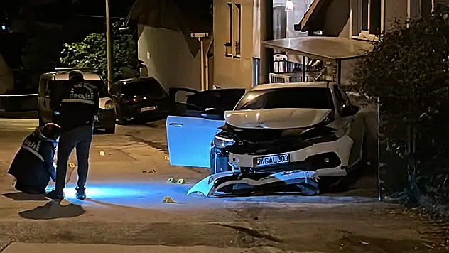 Kocaeli'de otomobille seyir halindeyken silahlı saldırıya uğrayan sürücü yaralandı