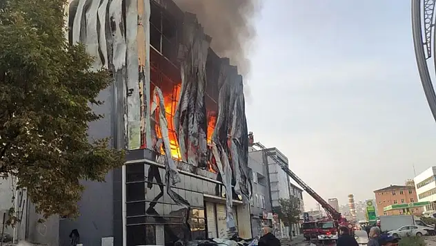 Kocaeli'de parfüm deposunda çıkan yangına müdahale ediliyor