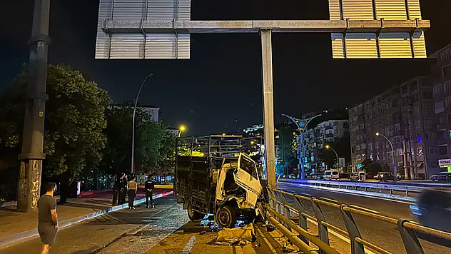 Kocaeli'de, tabela direğine çarpan kamyonun şoförü yaralandı