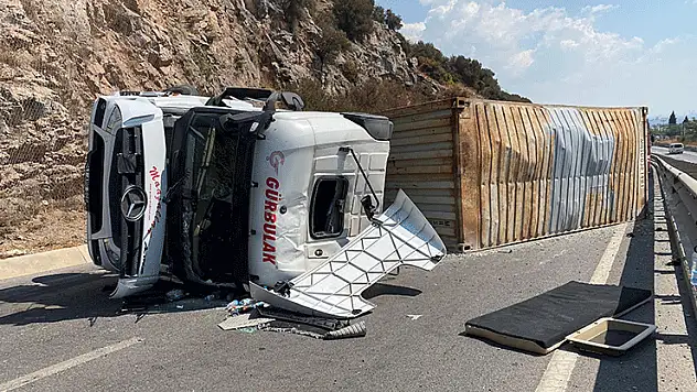 Kocaeli'nde tır devrildi, sürücü yaralandı: İstanbul istikameti trafiğe kapandı
