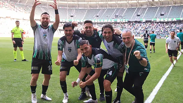 Kocaelispor ve Çorum FK Spor Toto 1. Lig'e yükseldi