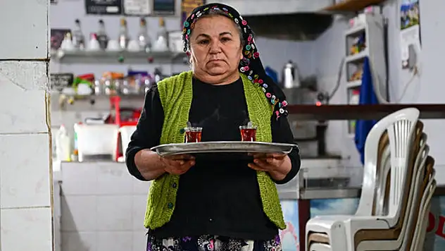 Kocasından devraldığı köy kahvesini 17 yıldır işletiyor