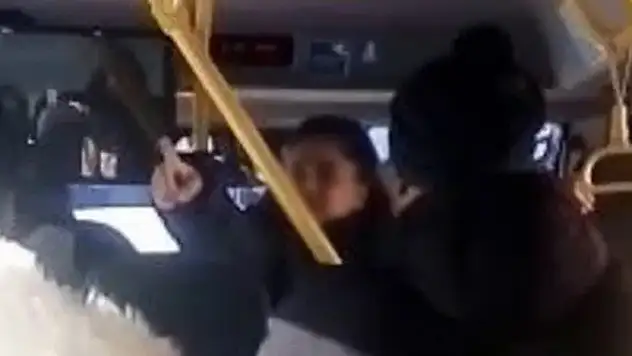 Kocasını sevgilisiyle minibüste yakalayan kadın öfke kustu