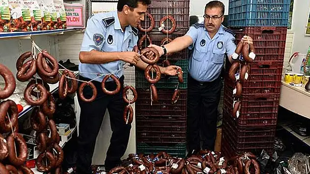 Kokmuş 2 ton sucuğu vatandaşa yedireceklerdi