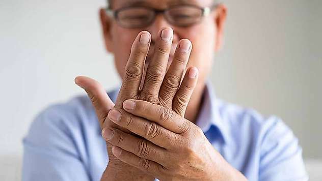 Koku kaybı ve kabızlığa dikkat: Parkinson habercisi olabilir
