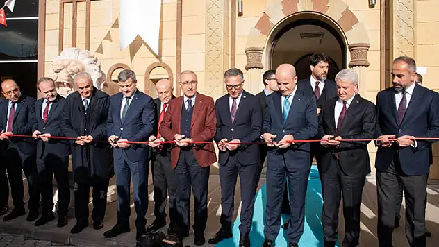 Koleksiyon zenginliği açısından bir ilk! Yaklaşık 2 bin 500 eserin sergilendiği Selçuk Üniversitesi Müzesi açıldı
