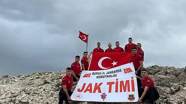 Komandolar 185. yılda Türk bayrağını Bursa'nın zirvesine taşıdı
