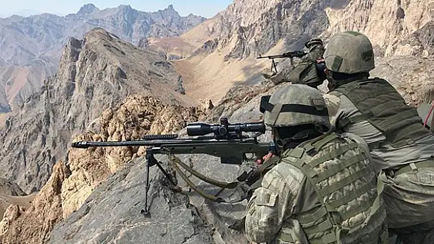 Komandolardan 3 bin metrede operasyon