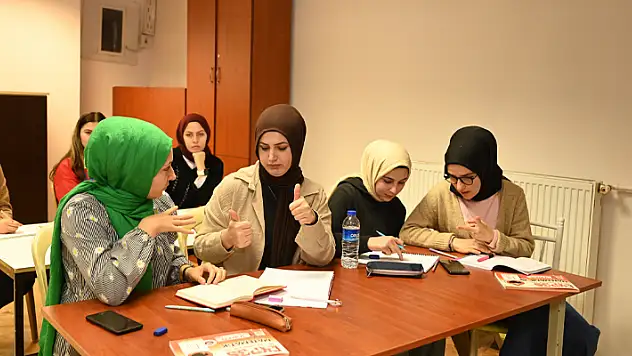 KOMEK, açtığı kurslarla işitme engelli bireylerin gelişimine katkı sağlıyor