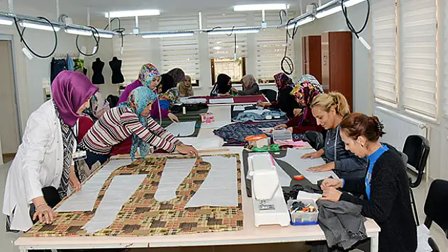 KOMEK sınıfta öğretiyor, atölyede kazandırıyor