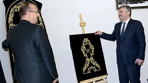 KOMEK'ten Hacıveyiszade Camisine minber örtüsü