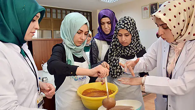 KOMEK'ten işaret diliyle yemek kursu