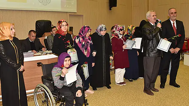 KOMEK'ten Mezun Olan Görme Engelli Kursiyerler Sertifikalarını Aldı