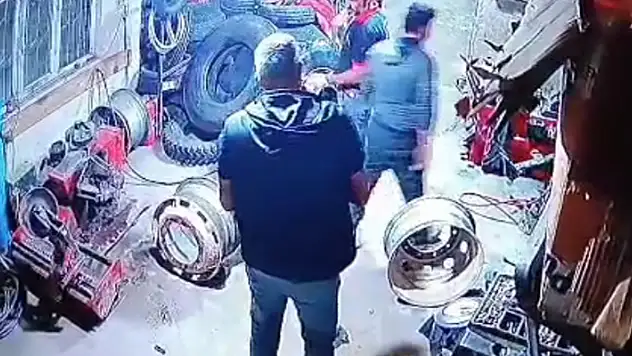 Kompresörle hava basılan kamyon lastiği patladı, o anlar kamerada


